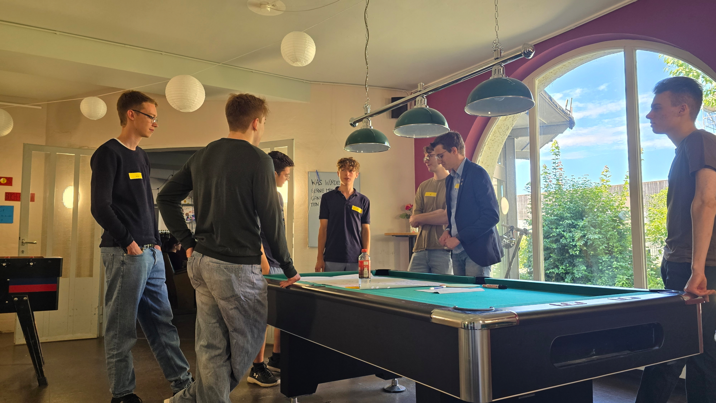 Foto Juliet Brook Blaut - Jugendliche arbeiten am Thementisch